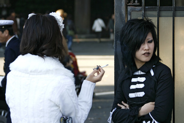 Cosplay Girls auf der Brücke am Bahnhof Harajuku