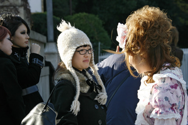 Cosplay Girls auf der Brücke am Bahnhof Harajuku