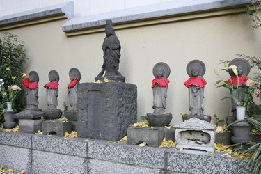 Satuen an Tempel in Sibuya
