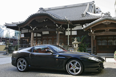 Ferrari vor Tempel in Shibuya
