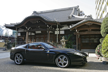Ferrari vor Tempel in Shibuya