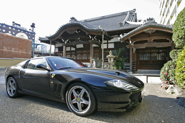 Ferrari vor Tempel in Shibuya