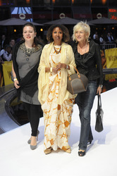 Fadumo Korn (Mitte) mit Begleitung