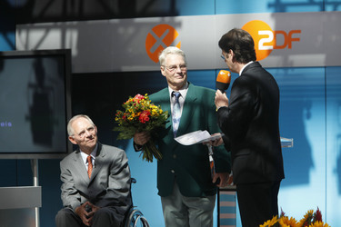 Wolfgang Schäuble mit Preisträger Alexander Karamanlaki und Rudi Cerne