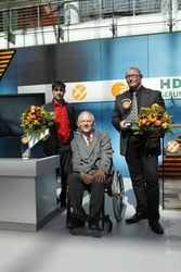 Wolfgang Schäuble mit den Preisträgern Marc Kohlert und Moein Ramezanianlaki