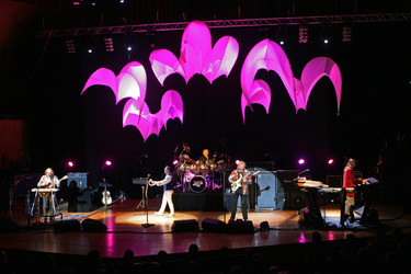 Steve Howe, Benoit David, Alan White, Chris Squire, Oliver Wakeman (Yes)