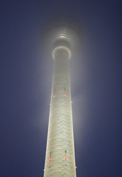 Der Fernsehturm vom Nebel verhangen
