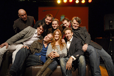 Karl Bruchhäuser, Karsten Kaie, Esther Schweins, Milton Welsh (vorn v.l.), Thomas Rech, Cyrill Berndt, Raul Gonzales, Christoph Schobersberger, Volker Meyer-Dabisch (hinten v.l.)