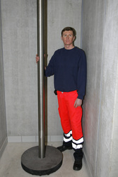 Feuerwehrman an Rutschstange