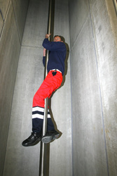 Feuerwehrman an Rutschstange