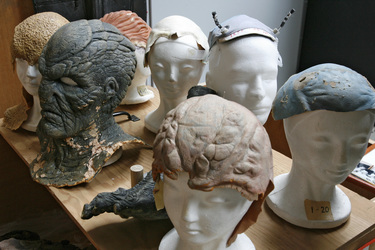 Alien-Masken und Teilprothesen aus der Make-up Abteilung