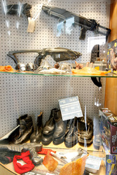 Vitrine mit Waffen und Schuhen
