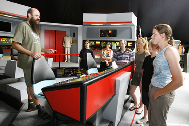 Martin Netter führt Besucher durch seine Ausstellung