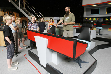 Martin Netter führt Besucher durch seine Ausstellung