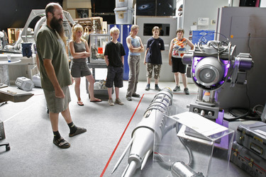 Martin Netter führt Besucher durch seine Ausstellung