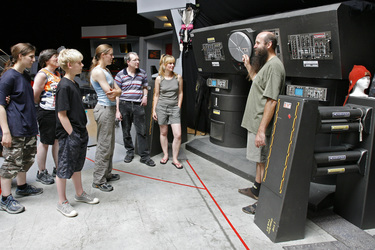 Martin Netter führt Besucher durch seine Ausstellung