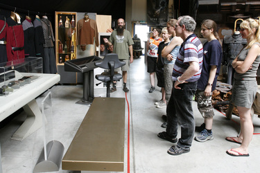 Martin Netter führt Besucher durch seine Ausstellung