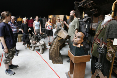 Martin Netter führt Besucher durch seine Ausstellung