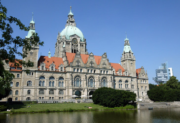 Das neue Rathaus am Maschpark und Nord/LB Turm