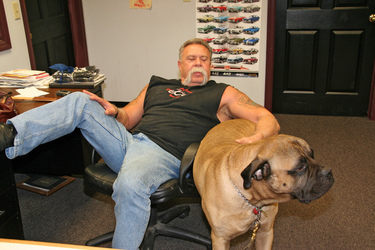 Paul Teutul Sr. mit Hund Gus