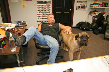 Paul Teutul Sr. mit Hund Gus