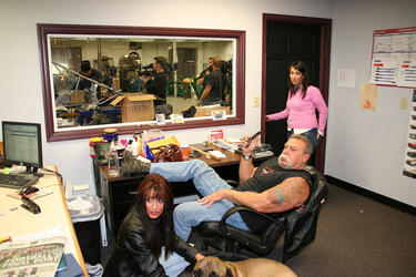 Paul Teutul Sr. mit Hund Gus und Mitarbeiterinnen