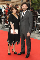 Richard Coyle mit Begleitung