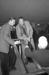 Carol Reed mit Filmteam