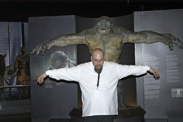 Höhlentroll und Besucher