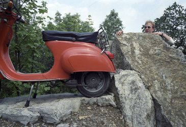 Vespa Roller im Steinbruch