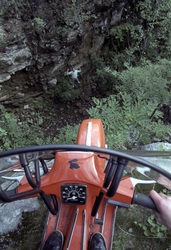 Vespa Roller im Steinbruch