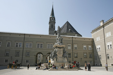 Mariensäule und Franziskanerkirche
