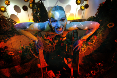 Universum in Rüstung / Armored Universe