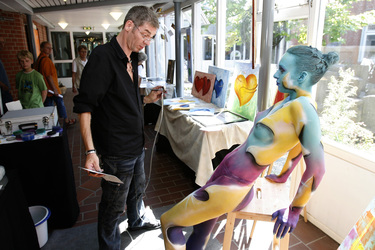 Jörg Düsterwald mit Model Sarah