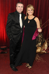 Sally Lindsay mit Begleitung