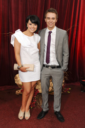 Jack P. Shepherd mit Begleitung