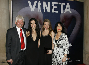 Franziska Stünkel mit Vater Werner, Schwester Regine und Mutter Heike