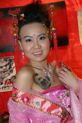 Tattookünstlerin Spring aus Peking vom Studio 'Spring Tattoo China'