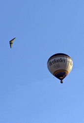 Motorlenkdrachen umkreist Heißluftballon