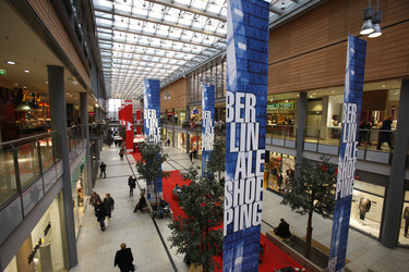 Potsdamer Platz Arkaden mit Berlinale Bannern