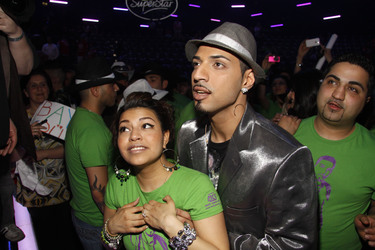 Mehrzad Marashi mit seiner frisch Verlobten Denisse