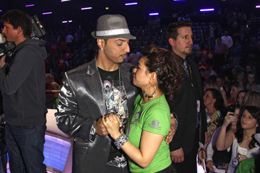 Mehrzad Marashi mit seiner frisch Verlobten Denisse