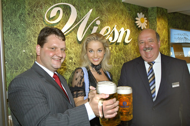 Regina Deutinger mit Heiko Mark (Betriebsleitung) und Jörg Rösemeier (Geschäftsleitung)