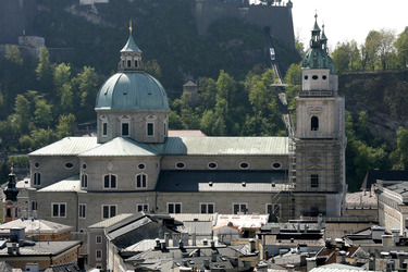 Engel mit Krone am Portal des Doms