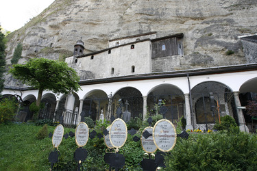 Gräberfeld vor den Gruftarkaden und Felsenkatakomben