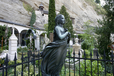 Gräber vor den Felsenkatakomben