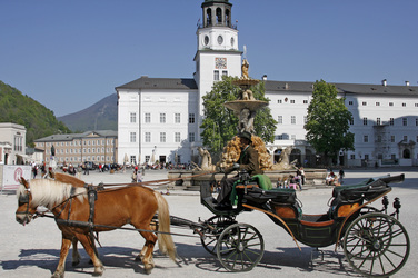 Fiaker vor dem Residenzbrunnen und der Neuen Residenz