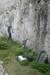 Skuplturen im Innenhof der Festung