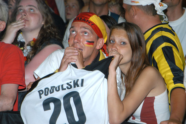 Enttäuschte deutsche Fans auf der Fanmeile am Brandenburger Tor
