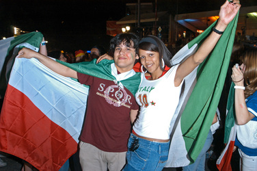 Italienische Fans auf der Fanmeile am Brandenburger Tor